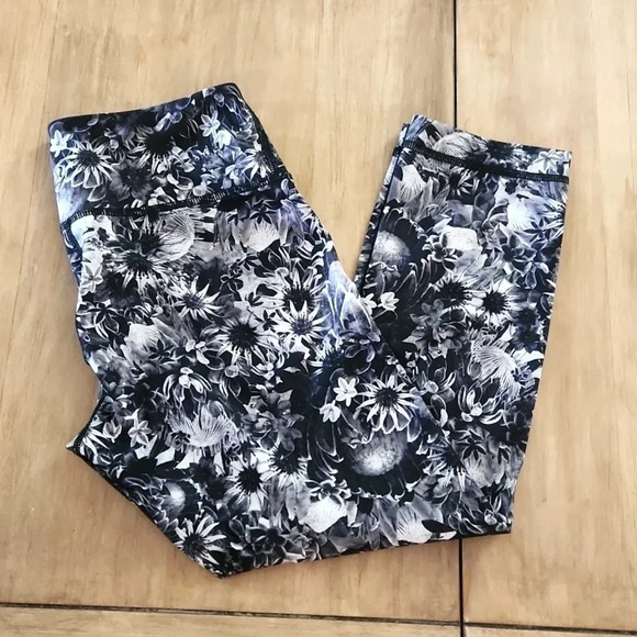 Lululemon Wunder Under Crop Leggings in Flowabunga - Picture 2 of 5